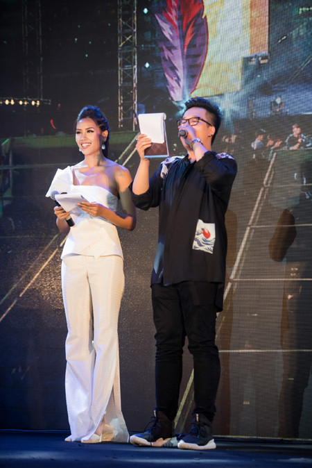 Nguyễn Thị Loan lưng trần quyến rũ làm MC tại Đại hội xăm hình ảnh 6 Nguyễn Thị Loan lưng trần quyến rũ làm MC tại Đại hội xăm hình ảnh 6