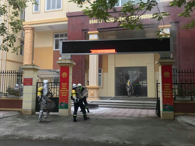 Cứu người mắc kẹt trong vụ cháy giả định tại trụ sở ủy ban phường ảnh 2 Cứu người mắc kẹt trong vụ cháy giả định tại trụ sở ủy ban phường ảnh 2