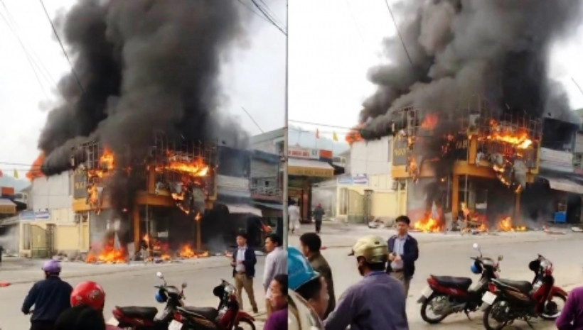 "Bà hỏa" thiêu rụi cửa hàng điện máy ở Nghệ An ảnh 1 "Bà hỏa" thiêu rụi cửa hàng điện máy ở Nghệ An ảnh 1