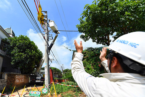 Cuộc chiến cân não trên đường dây điện "sống" của thợ điện "hotline" ảnh 9