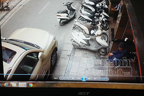 Đội mũ che gần kín mặt, đối tượng trong ổ nhóm trộm cắp người Colombia đang chờ đợi "con mồi" để hành động. Tất cả đều được ghi lại nhờ camera giám sát...