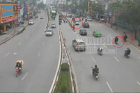 Khi chiếc xe của người bị hại di chuyển, các đối tượng ngay lập tức bám theo bằng xe máy