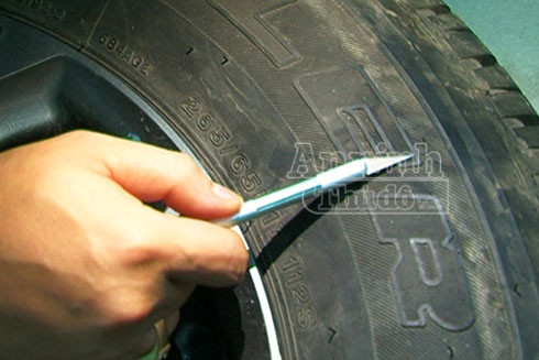 Lựa cơ hội, chúng dùng vật nhọn đâm xẹp lốp ô tô, lừa khổ chủ vào cái bẫy giăng sẵn, nhân đó trộm cắp tài sản