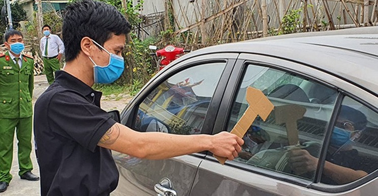 Kẻ chuyên đập cửa kính xe ô tô trộm tài sản sa lưới ảnh 1