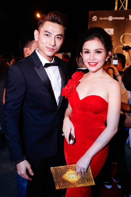 Janny Thủy Trần diện đầm khoe vai trần và vòng 1 gợi cảm ảnh 8