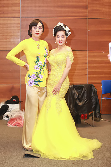 Thúy Nga "đọ dáng" cùng Hoài Linh ảnh 4