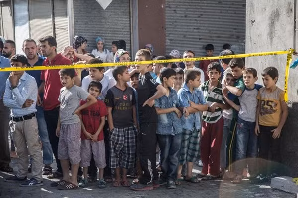 Đau lòng cảnh huyệt mộ nạn nhân san sát sau vụ đánh bom đám cưới Thổ Nhĩ Kỳ ảnh 9