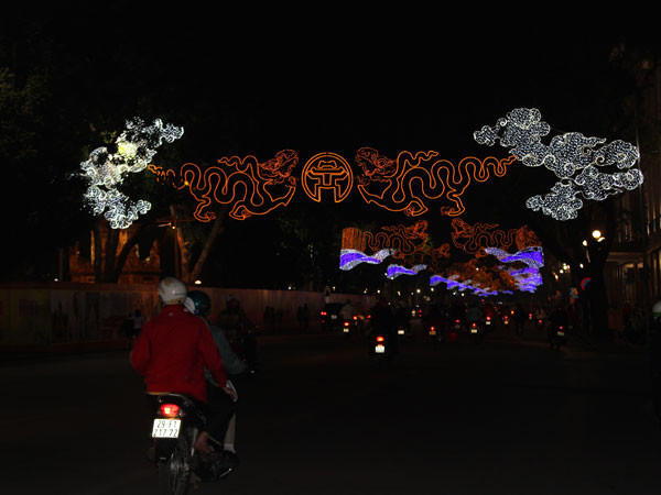 Phố phường Hà Nội "thay áo mới" đón Tết ảnh 6