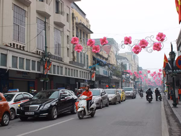 Phố phường Hà Nội "thay áo mới" đón Tết ảnh 4