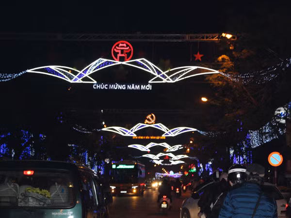 Phố phường Hà Nội "thay áo mới" đón Tết ảnh 8