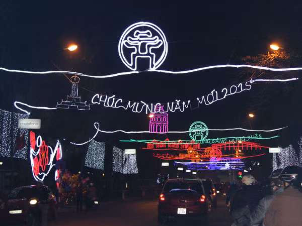 Phố phường Hà Nội "thay áo mới" đón Tết ảnh 7