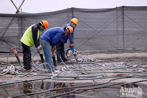 Cận cảnh cưỡng chế tháo dỡ phần vi phạm tại công trình 8B Lê Trực ảnh 9