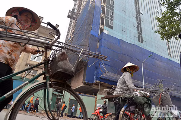 Cận cảnh cưỡng chế tháo dỡ phần vi phạm tại công trình 8B Lê Trực ảnh 11