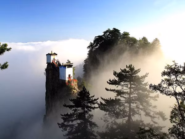 Ngần ngơ ngắm nhìn ngôi đền chênh vênh trên đỉnh núi cao gần 2.000 m ảnh 3