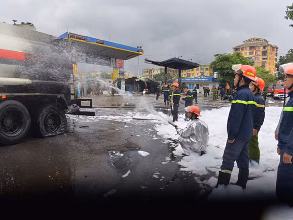 Kiểm soát chặt việc san chiết xăng dầu ảnh 2