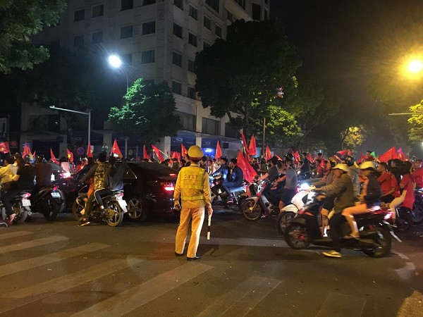 Hà Nội bùng nổ sau trận thắng của đội tuyển Việt Nam ảnh 7