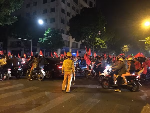 Hà Nội bùng nổ sau trận thắng của đội tuyển Việt Nam ảnh 7