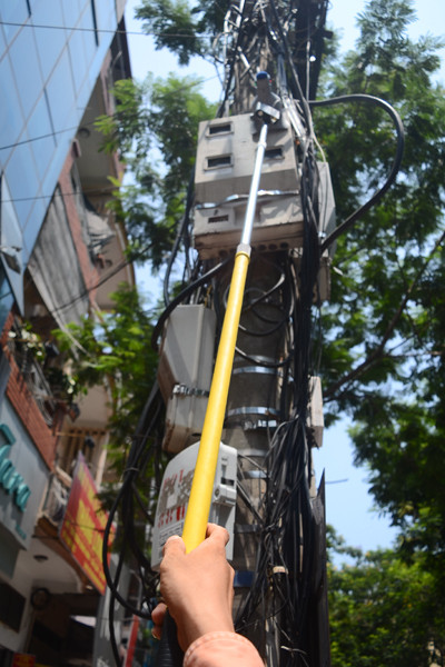 Xem nhân viên điện lực sử dụng camera ghi chỉ số công-tơ ảnh 2