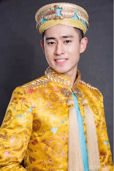 Nam vương Nguyễn Tiến Đạt được NTK Võ Việt Chung "chăm chút" ảnh 4