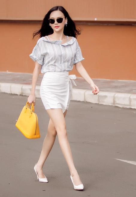 Cao Thùy Linh diện đồ gợi cảm khoe vai trần và chân dài thẳng tắp ảnh 2