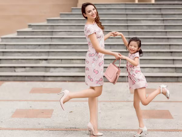 Hoa hậu Ngọc Diễn diện đồ đôi gợi cảm cùng con gái xuống phố ảnh 6