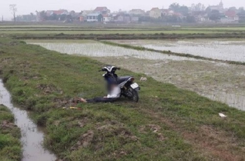 Xác minh nguyên nhân nam thanh niên gục chết bên xe máy dựng giữa đồng ảnh 1