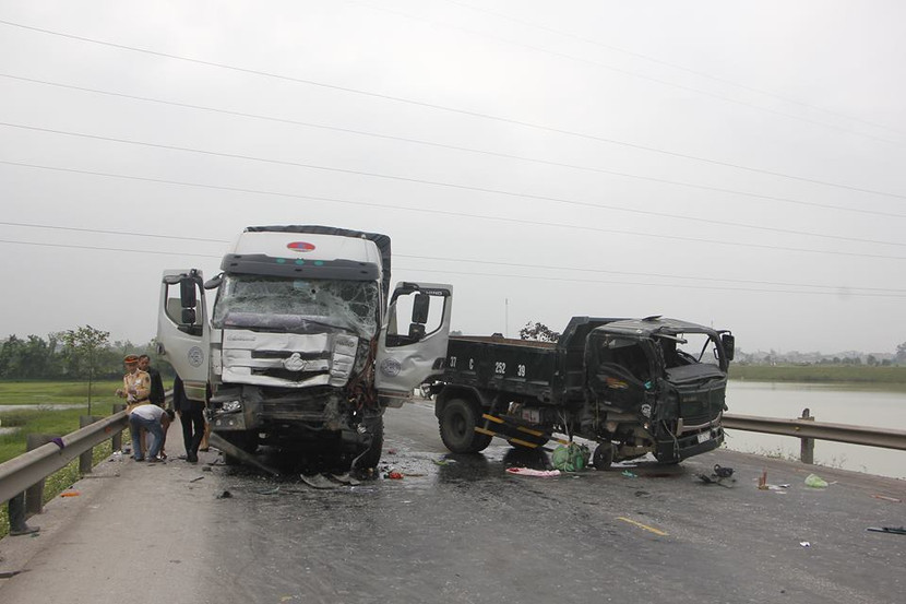 Tai nạn xe tải liên hoàn, 4 người thương vong ảnh 2 Tai nạn xe tải liên hoàn, 4 người thương vong ảnh 2