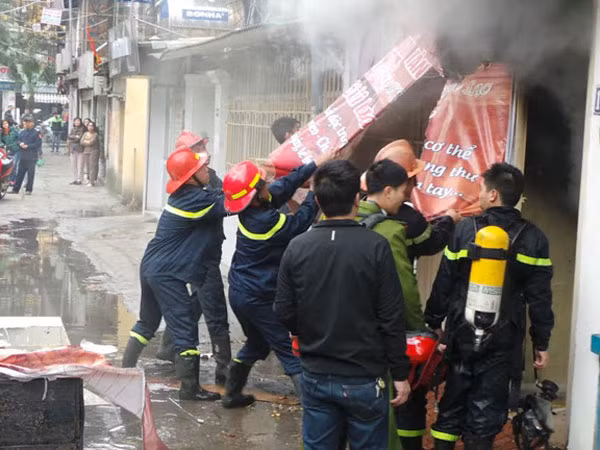  Vụ cháy tại nhà C6 Giảng Võ: Một chiến sỹ Cảnh sát PCCC phải vào viện cấp cứu ảnh 1