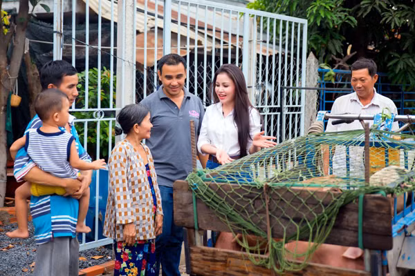 Quyền Linh cùng doanh nhân Janny Thuỷ Trần mua heo giống làm quà tặng ảnh 8