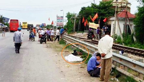 Bất cẩn khi băng qua đường ngang dân sinh, hai mẹ con thương vong ảnh 1