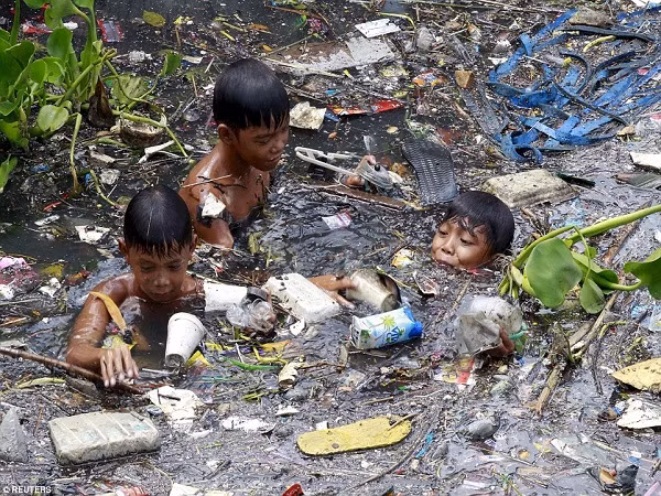 Nhọc nhằn những mảnh đời nhỏ bé ngập chìm trong rác ảnh 1