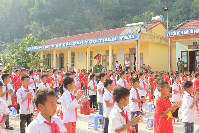 Sẻ chia những khó khăn với người dân nghèo ở huyện Điện Biên ảnh 13