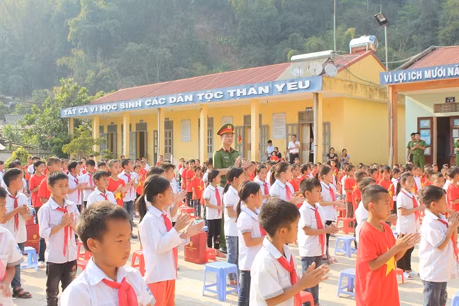 Sẻ chia những khó khăn với người dân nghèo ở huyện Điện Biên ảnh 13