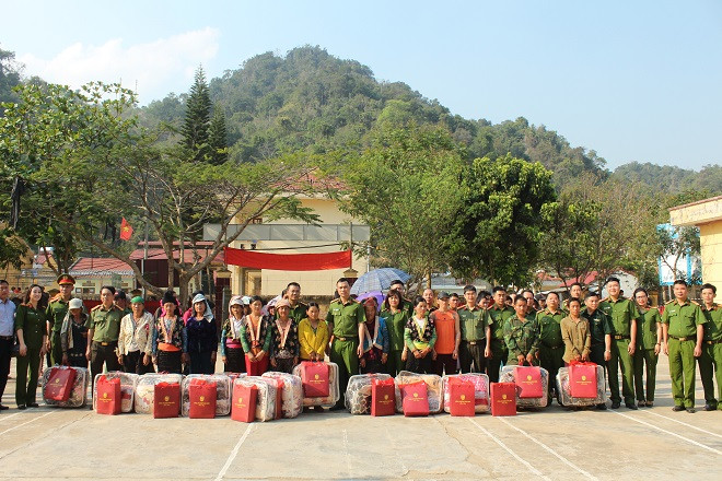 Sẻ chia những khó khăn với người dân nghèo ở huyện Điện Biên ảnh 11