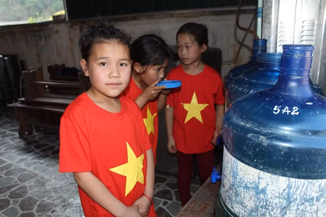 Sẻ chia những khó khăn với người dân nghèo ở huyện Điện Biên ảnh 12