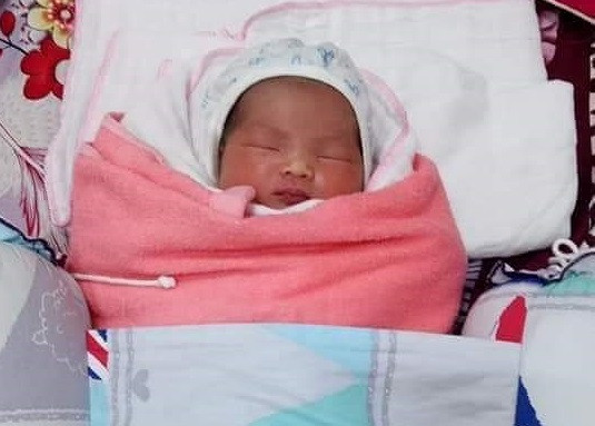 Phát hiện bé gái bị bỏ rơi trước cổng nhà dân ảnh 1 Phát hiện bé gái bị bỏ rơi trước cổng nhà dân ảnh 1