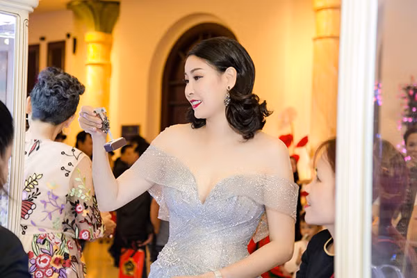 Hà Kiều Anh đẹp tựa nữ thần với váy dạ hội xuyên thấu ảnh 4