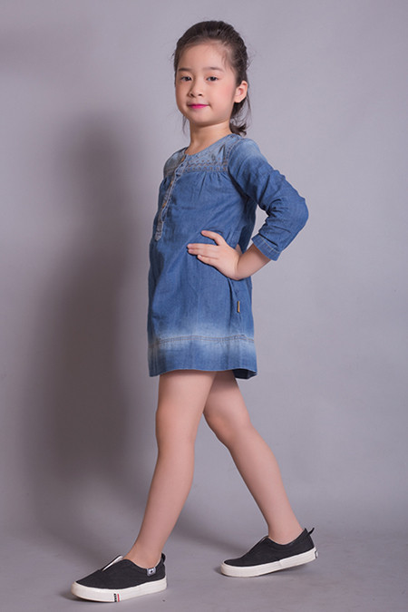 Dàn mẫu nhí của "bà trùm" Hạ Vy tạo dáng chuyên nghiệp với trang phục Jean ảnh 5