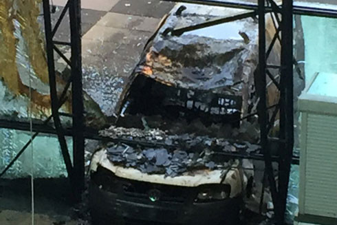 Xe tải lao vào tòa soạn báo hàng đầu của Hà Lan ảnh 1