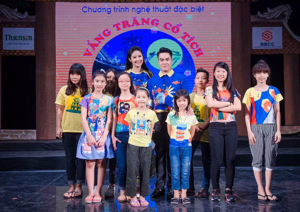 Ngọc Hân "biến" tranh vẽ thành áo trung thu tặng trẻ em ảnh 6