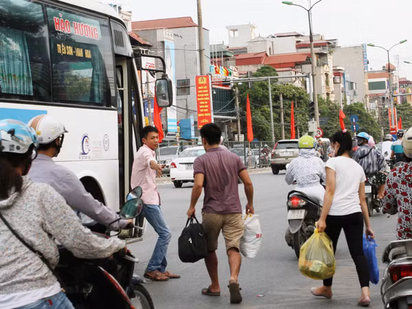 Xe khách ngang nhiên chạy sai luồng tuyến ảnh 1