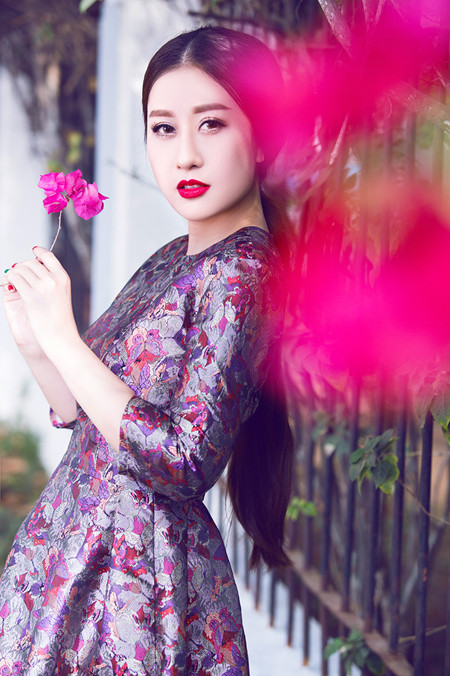 MC Kim Trang “đọ” vẻ đẹp mong manh cùng hoa giấy ảnh 6