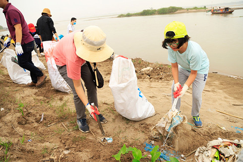 Dọn rác, làm sạch khu vực sông Hồng và cầu Long Biên ảnh 1