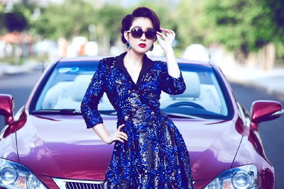 Kim Trang gợi cảm xuống phố cùng xe sang ảnh 13