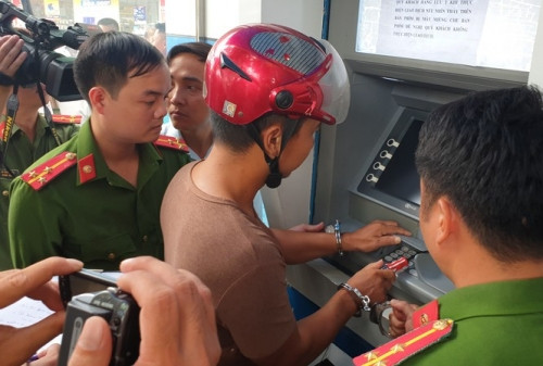 Khởi tố nhóm người Trung Quốc chuyên làm giả thẻ ATM để chiếm đoạt tiền ảnh 2