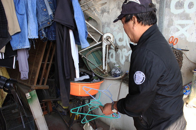  Một số móc quần áo của gia đình ông Đỗ Ngọc Quyến bị khỉ bẻ gãy. 