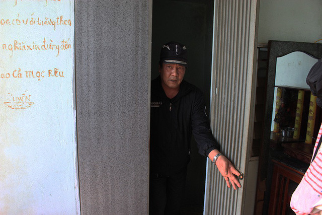  Từ khi con khỉ xuất hiện, phá phách đồ đạc, ông Quyến phải thường xuyên khoá kín cửa để tránh khỉ vào nhà. 