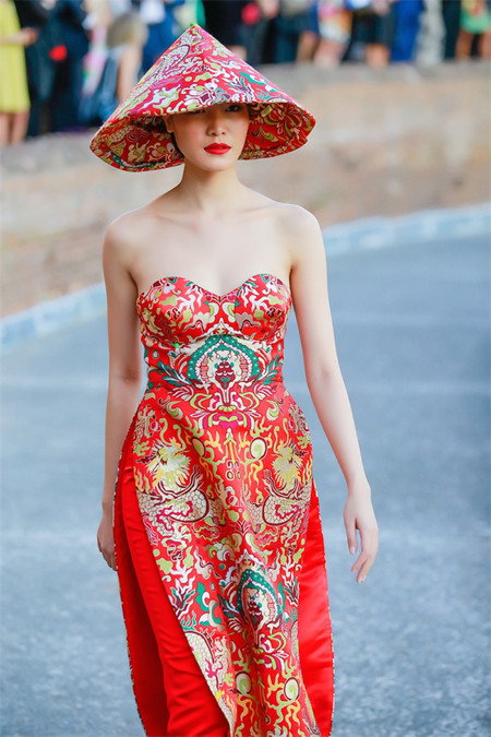 Hoa hậu Thuỳ Dung hội ngộ Kha Mỹ Vân trong show thời trang tại Rome ảnh 3