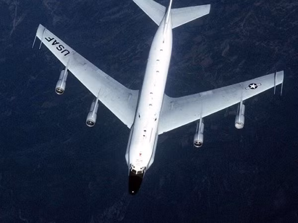 Su-27 Nga bay vọt lên không trung đánh chặn RC-135 Mỹ trên biển Baltic ảnh 1