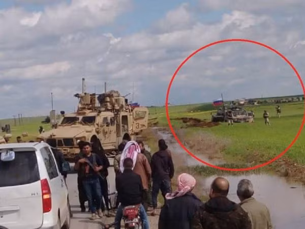 Quân đội Mỹ dồn đoàn xe Nga xuống ruộng ở Đông Bắc Syria ảnh 1 Quân đội Mỹ dồn đoàn xe Nga xuống ruộng ở Đông Bắc Syria ảnh 1